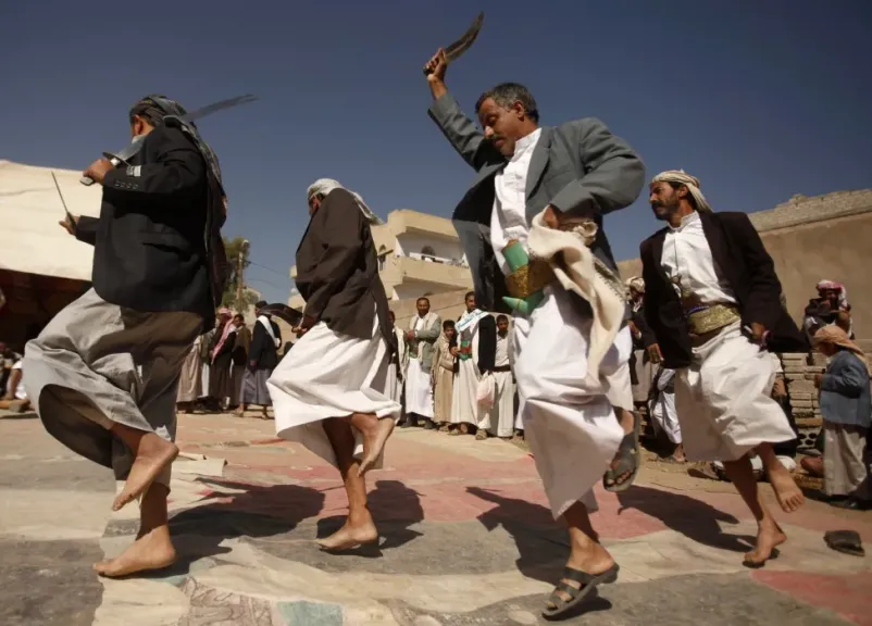 رقصة ”البرع” ليست مجرد حركات، بل هي تدريب عسكري قديم.. هل تعرف لماذا تختلف دقات الطبل بين برع (حاشد) وبرع (بكيل)؟